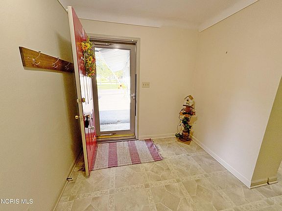4th image of 29 Darlyn Dr
