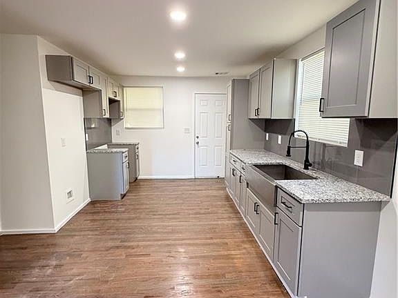 3rd image of 3145 Locke Dr SE