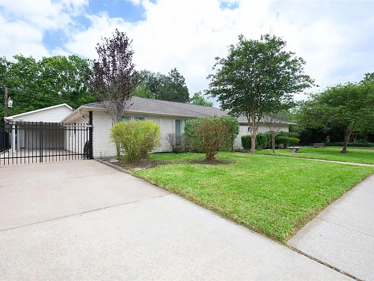 7546 Maple Tree Dr — Photo 2