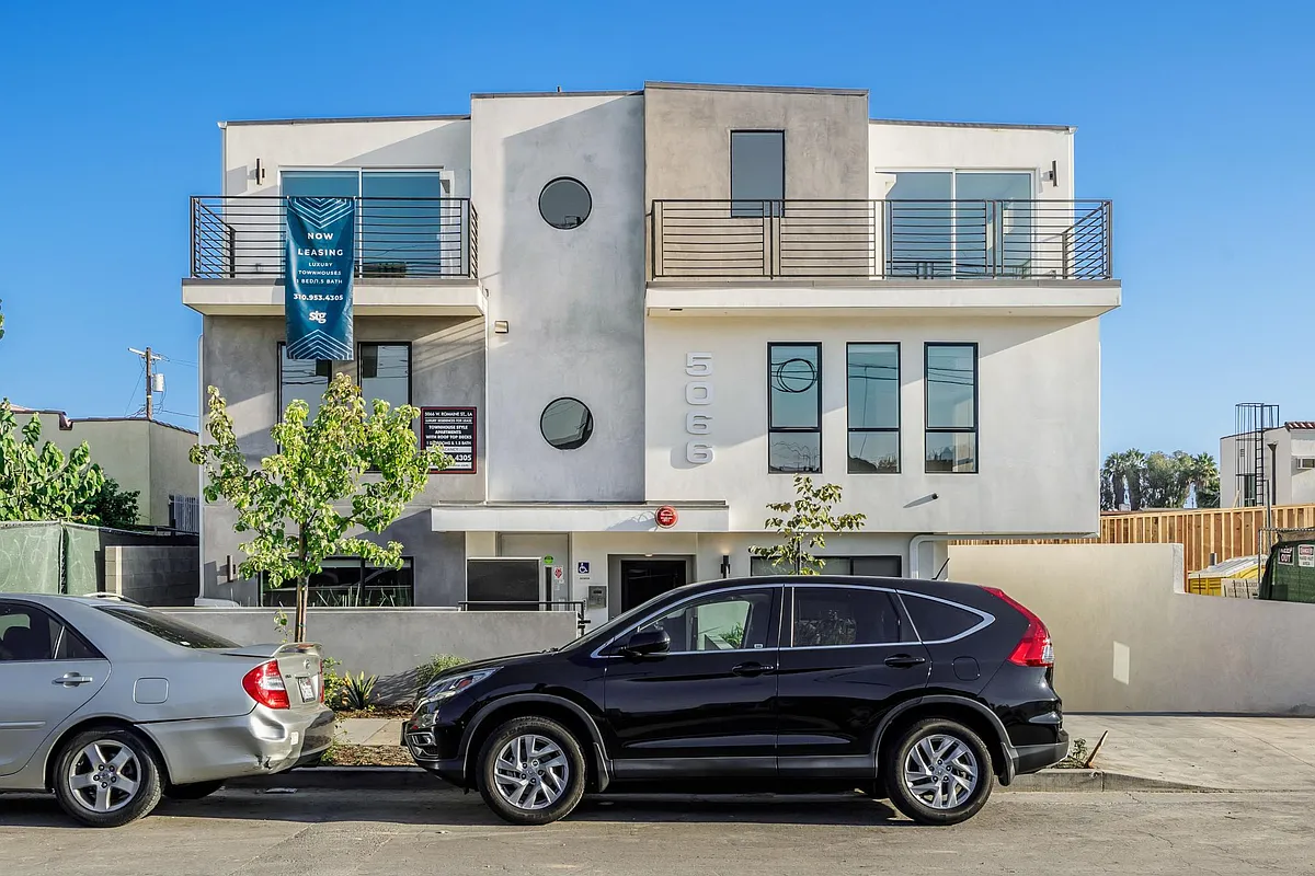 Building Photo - 5066 Romaine St #8