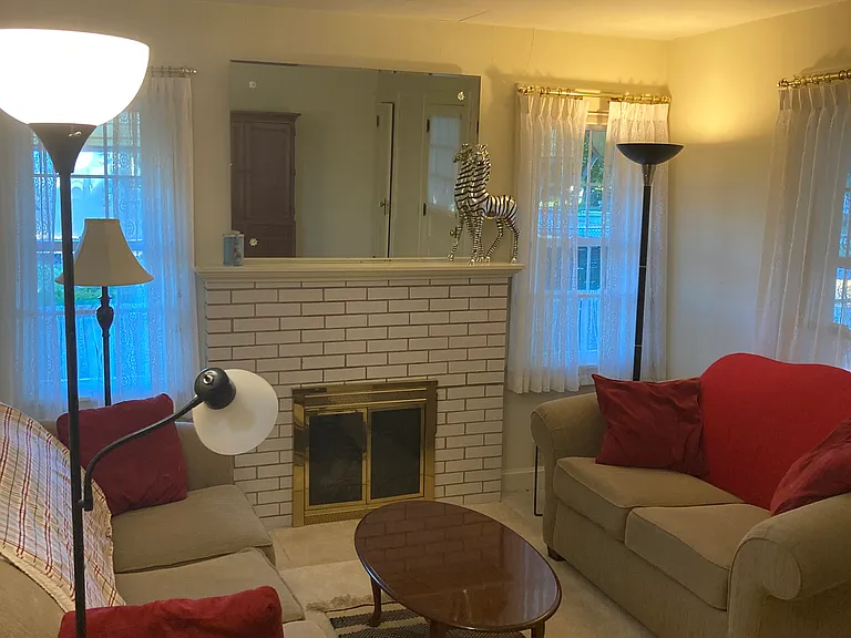 411 N College St — Photo 10