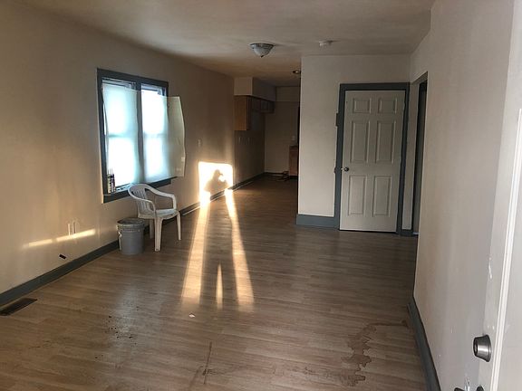 3rd image of 385 Going St