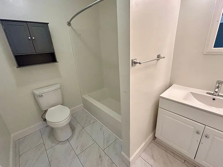2470 Drexel Dr — Photo 5