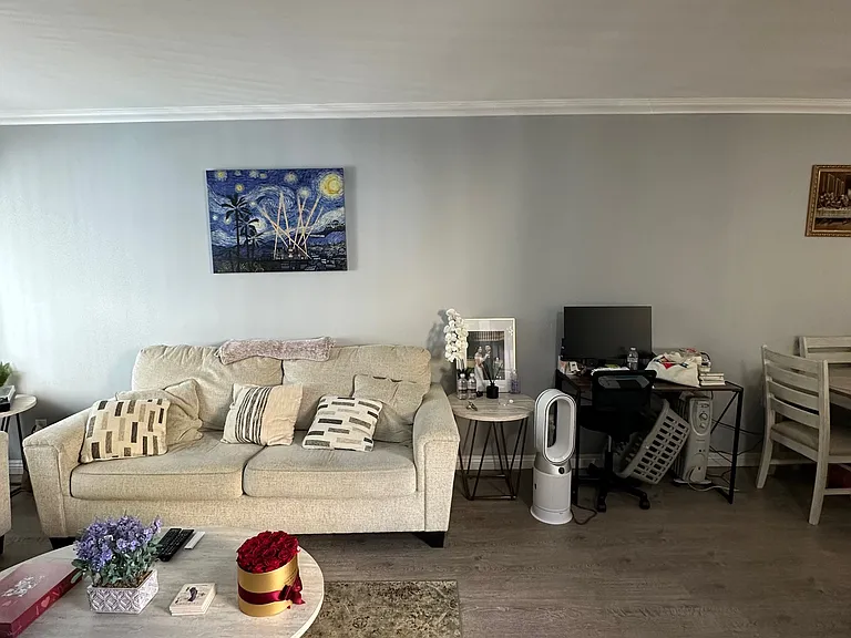 2150 N Beachwood Dr #7 — Photo 8
