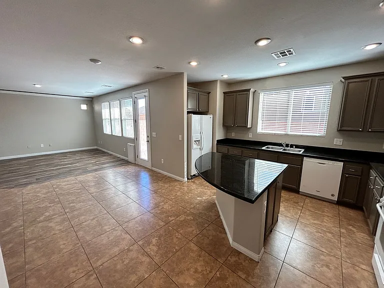 10743 Knickerbocker Ave — Photo 4