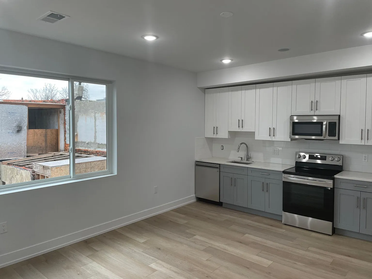 2 bed, 950 sqft, $2,060 — Photo 3