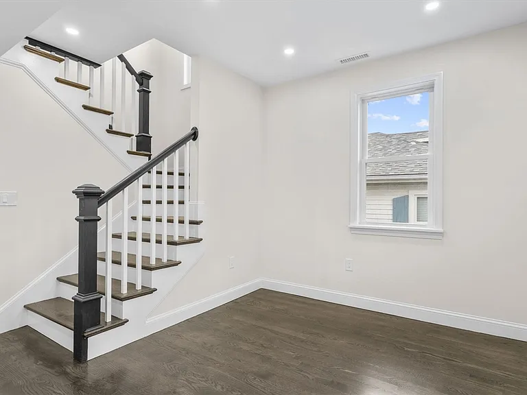 57 Windsor St — Photo 10