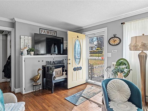 3rd image of 113 Hardy St