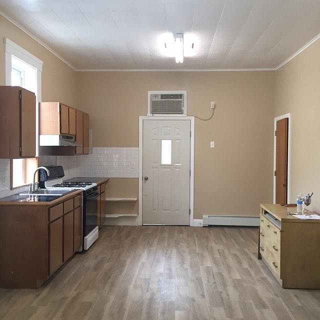 kitchen w pantry
