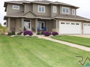 7404 S Ballymore Cir, Sioux Falls, SD 57108
