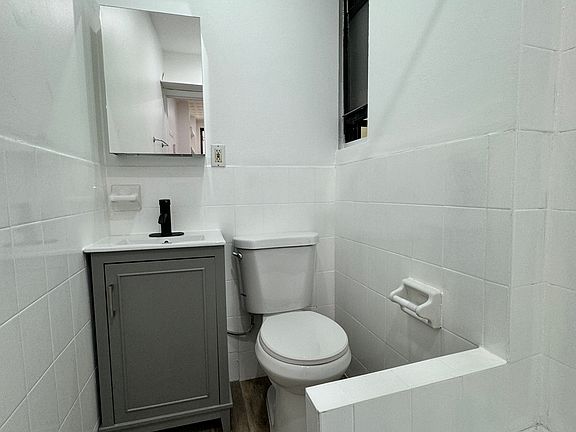 3rd image of 413 E 9th St APT 1D