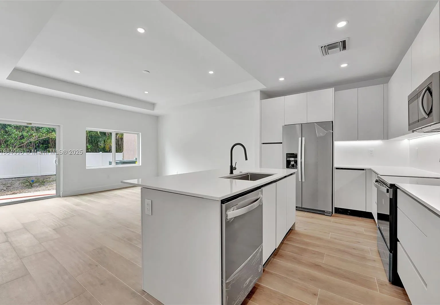 3 bed, 2.5 bath, 1650 sqft, $3,800 — Photo 4