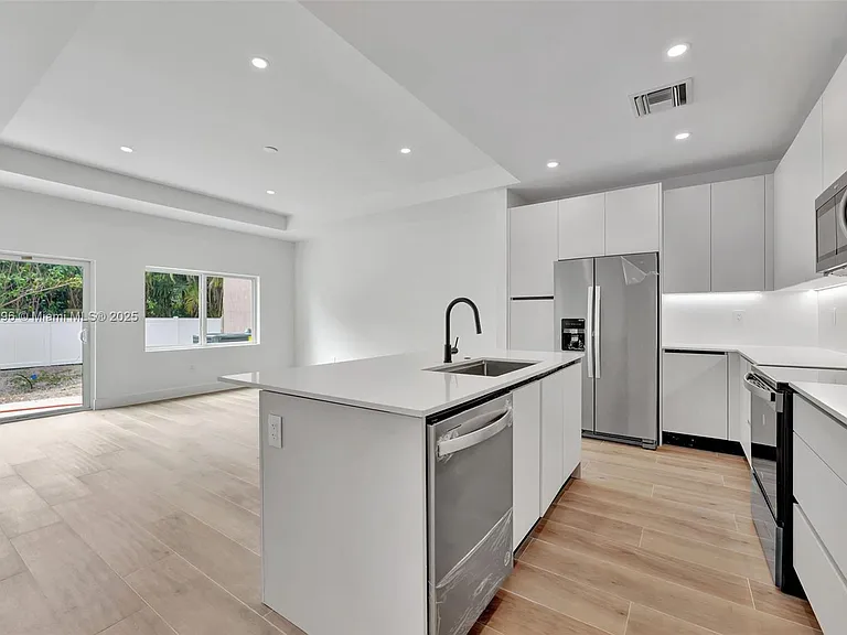 1563 NW 94th Way — Photo 4