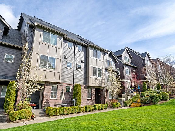 2nd image of 884 3rd Ave NE