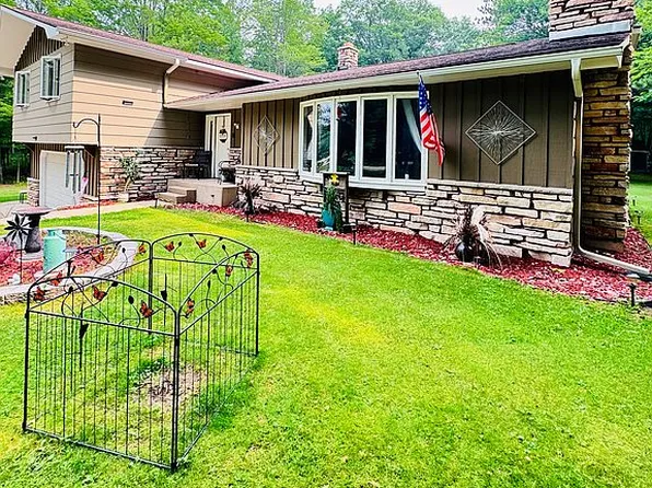 9090 Minnewasca Q Dr, Gladstone, MI 49837