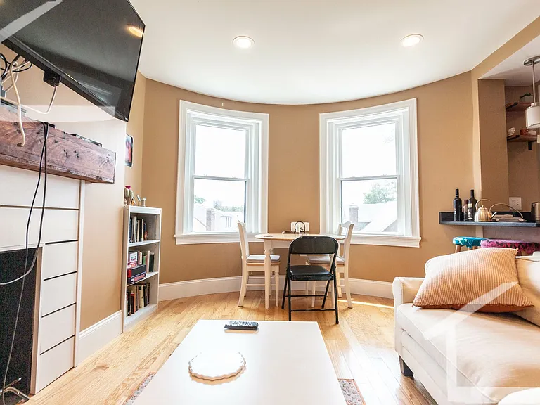 32 Linden St #7 — Photo 2