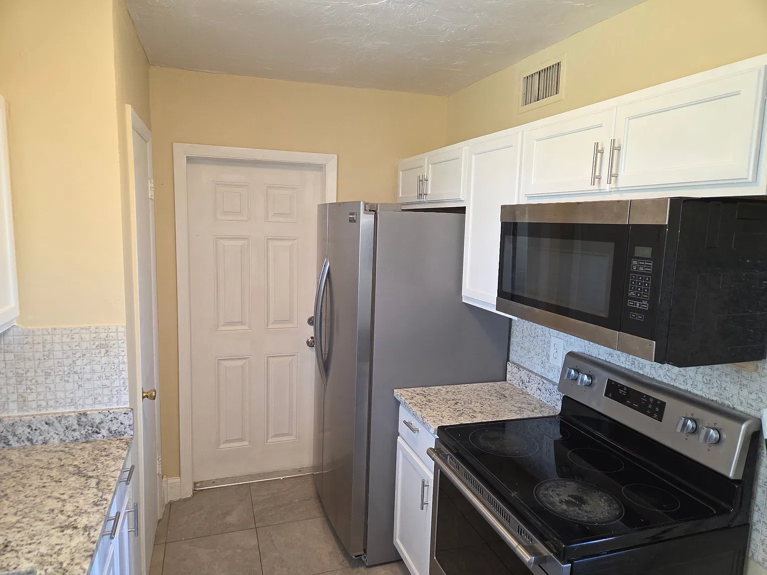 3 bed, 940 sqft, $1,400 — Photo 2