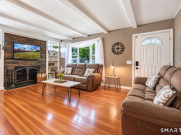 3rd image of 220 Castle Drive
