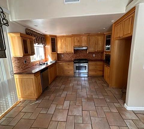 5th image of 14931 Adams Dr #B