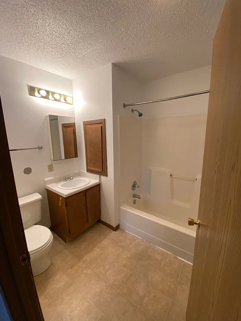 Hillcrest Apts — Photo 4