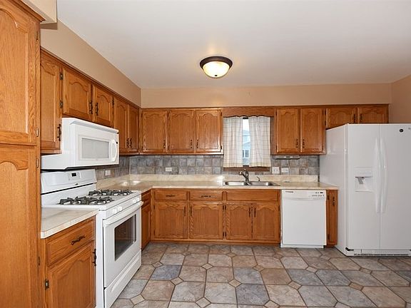 3rd image of 16319 Hillcrest Dr