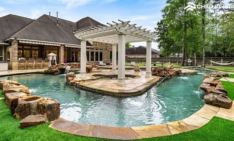 Lazy river pool