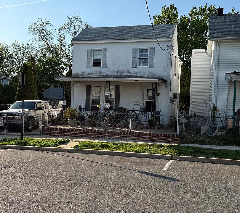 2nd image of 4 W 9th St