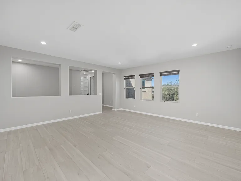 1039 E Boston St — Photo 25