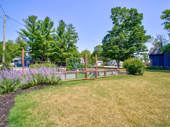 588 W 18th St, Holland, MI 49423