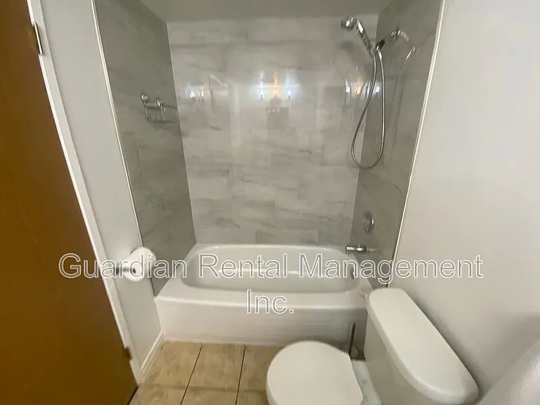1522 Walsh St E #B — Photo 15