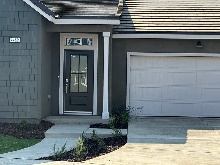 4489 N Phoenix Ave — Photo 3