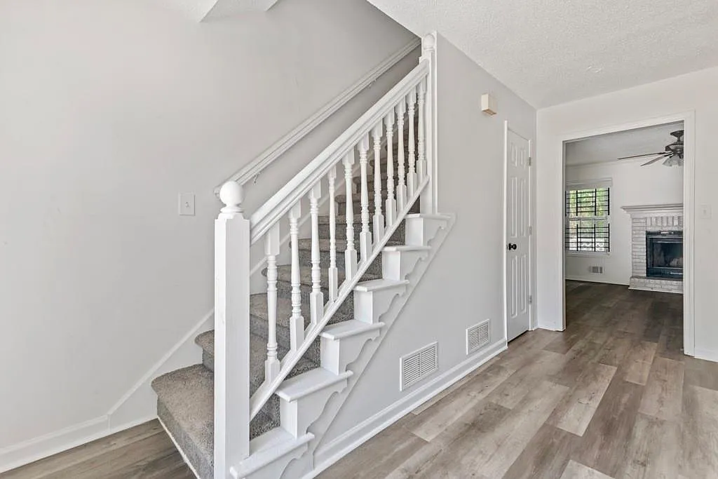 2 bed, 2.5 bath, 1200 sqft, $1,665 — Photo 3