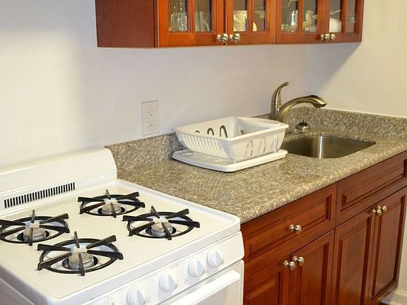 4th image of 420 E 13th St APT 29