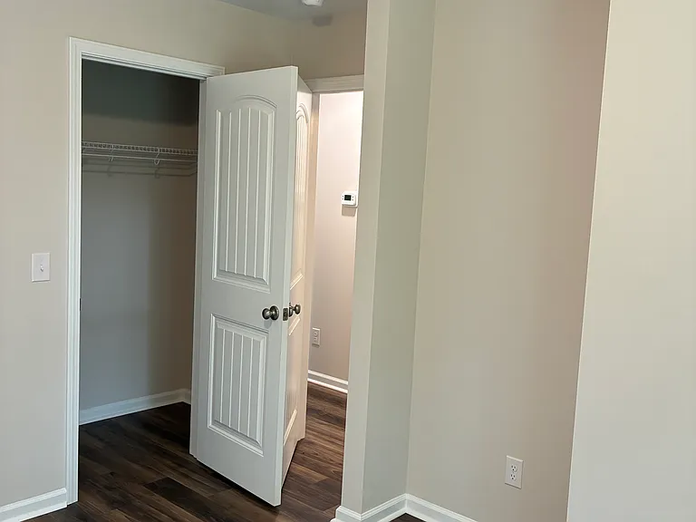 103 Continental Dr — Photo 4