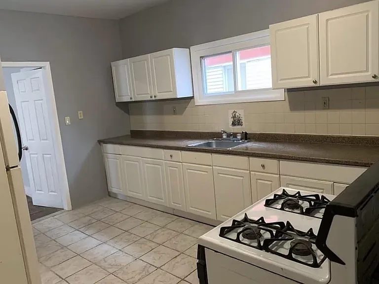 380 Leslie St #2 — Photo 1