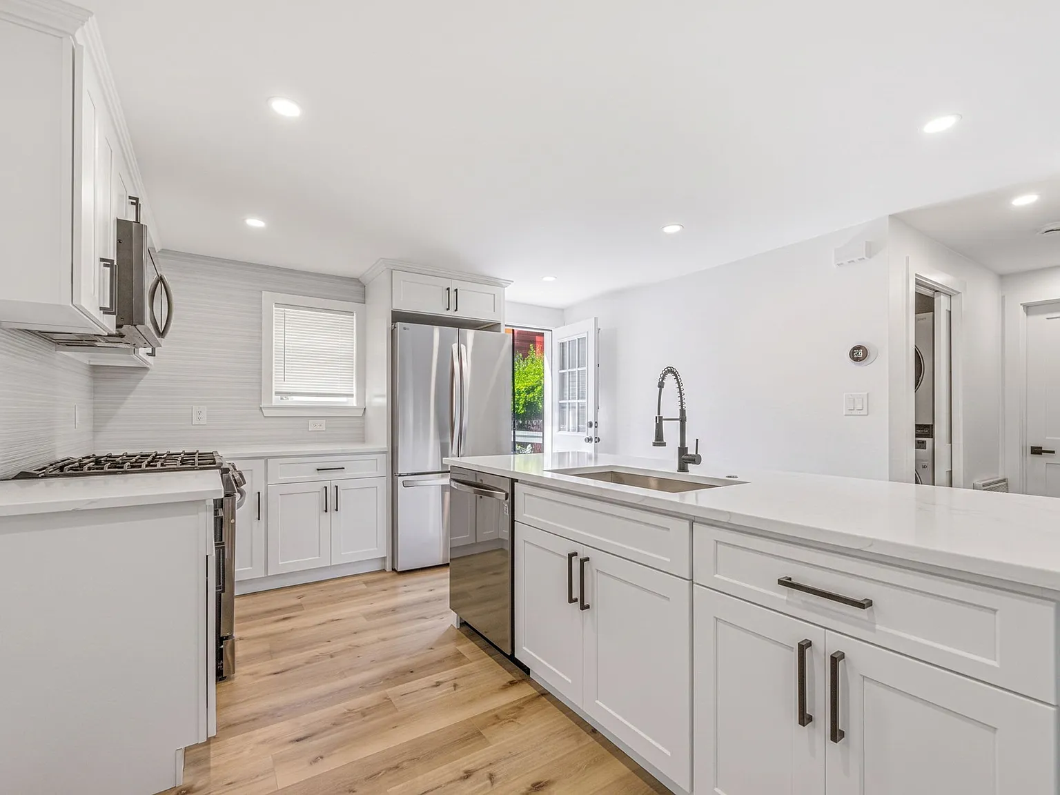 5 bed, 1800 sqft, $5,100 — Photo 2