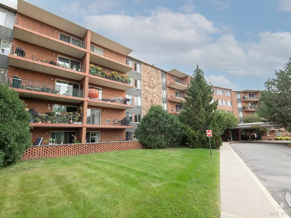 16 E Old Willow Rd, Prospect Heights, IL