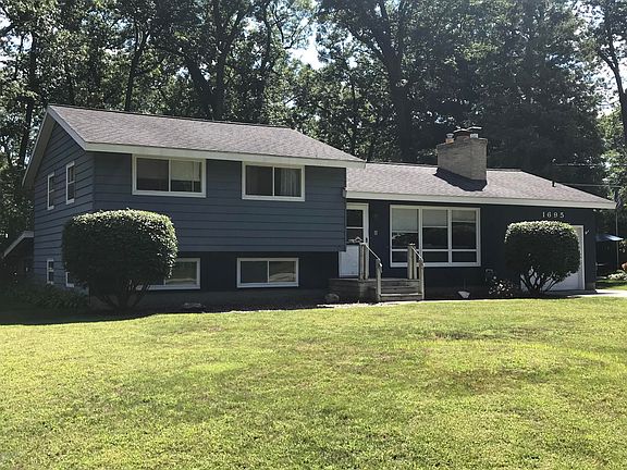 3rd image of 1695 Gladstone Dr