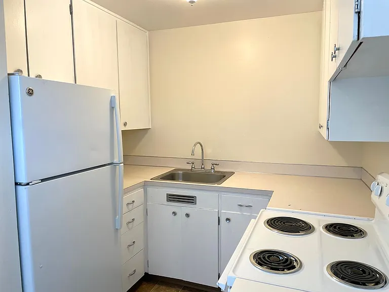 C2402 - Maple Court Apartments — Photo 59