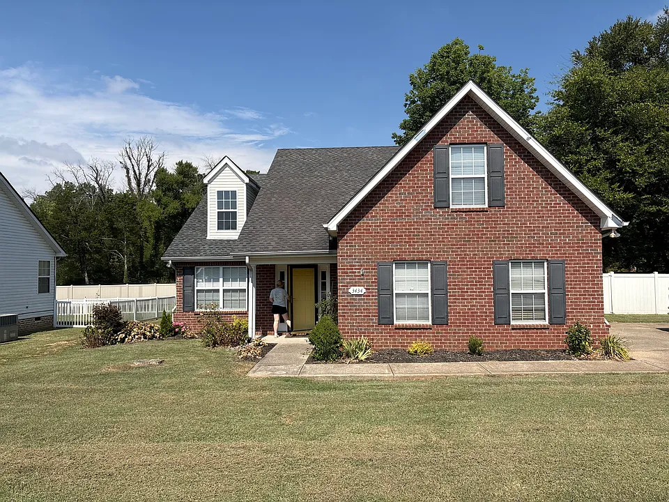 3434 Leslie Ln