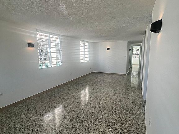 Bright living & dinning room