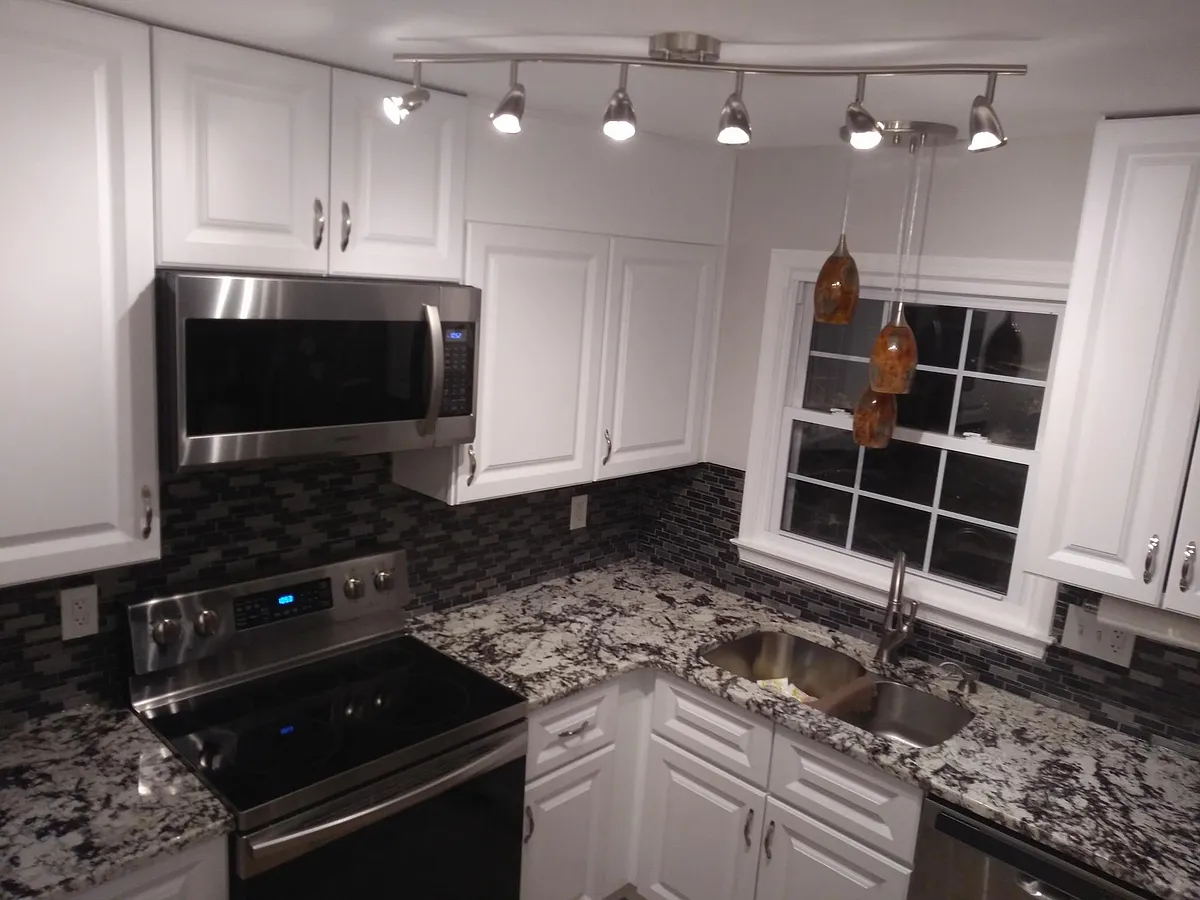 Kitchen includes mosaic backsplash, granite counters - 1332 Swallow Dr