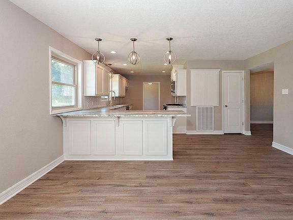 3rd image of 920 Nichols Dr