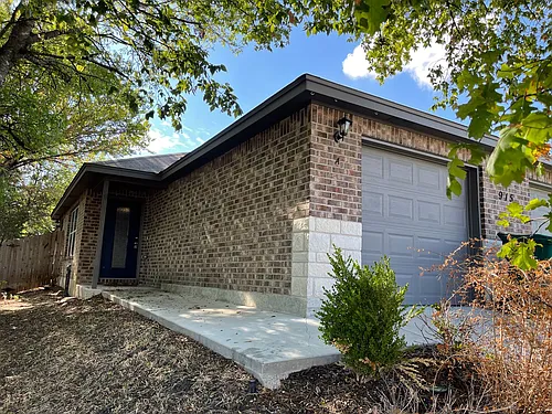 915 Rebecca Ln Photo 1