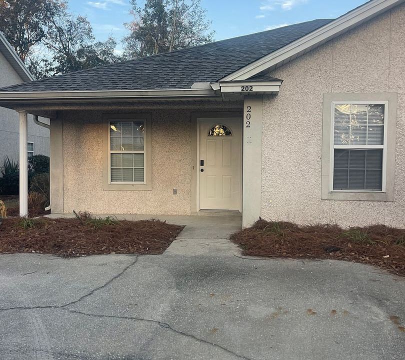 1st image of 202 Leeswood Cir