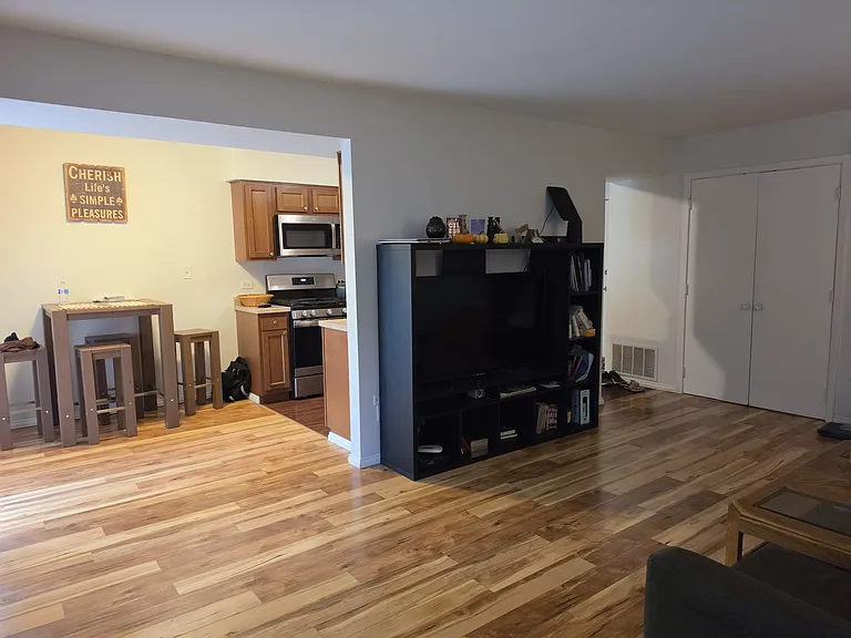 466 Tyler Ct — Photo 1