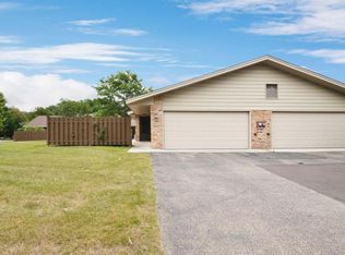 9801 Cimarron Trl, Minnetonka, MN 55305