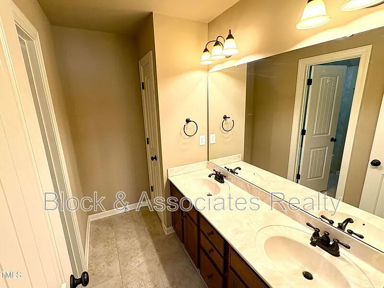 1321 Center St — Photo 12