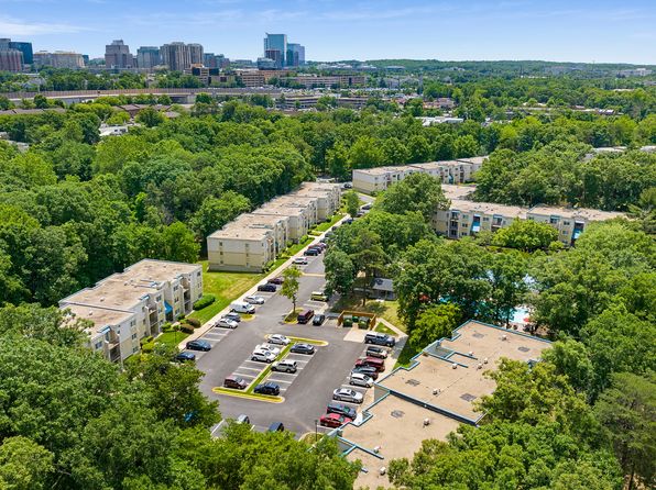 Stuart Woods* | 140A Laurel Way, Herndon, VA