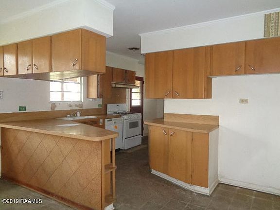 3rd image of 702 Prioux St